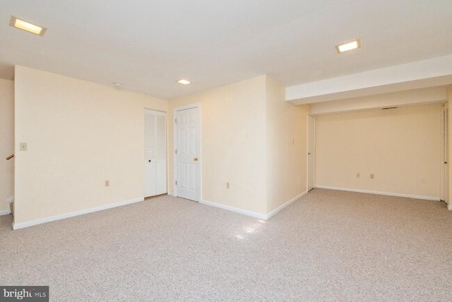 Building Photo - 39 Triple Crown Ct