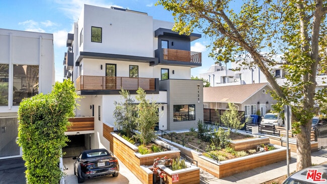 Building Photo - 1123 N Formosa Ave