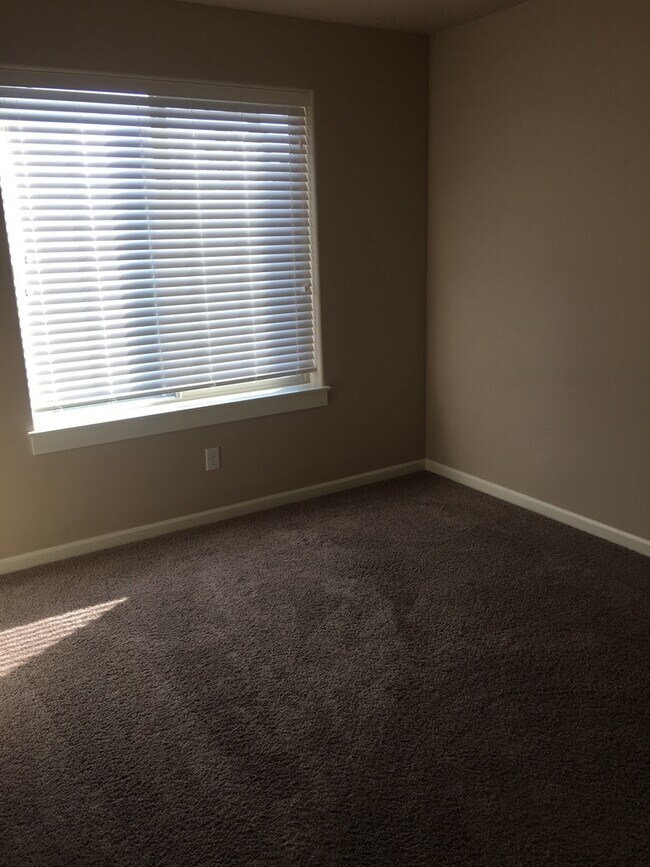 Building Photo - Modern and Spacious Townhome, NE Bend