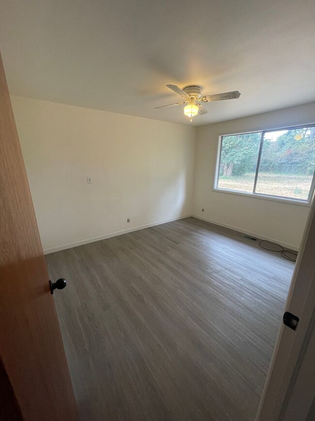 Building Photo - Large Home with Spacious Pet Friendly Back...