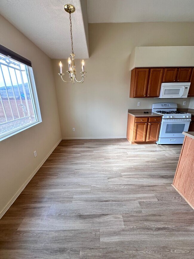 Building Photo - Super cute 3 bed 2 bath home in Huning Ranch