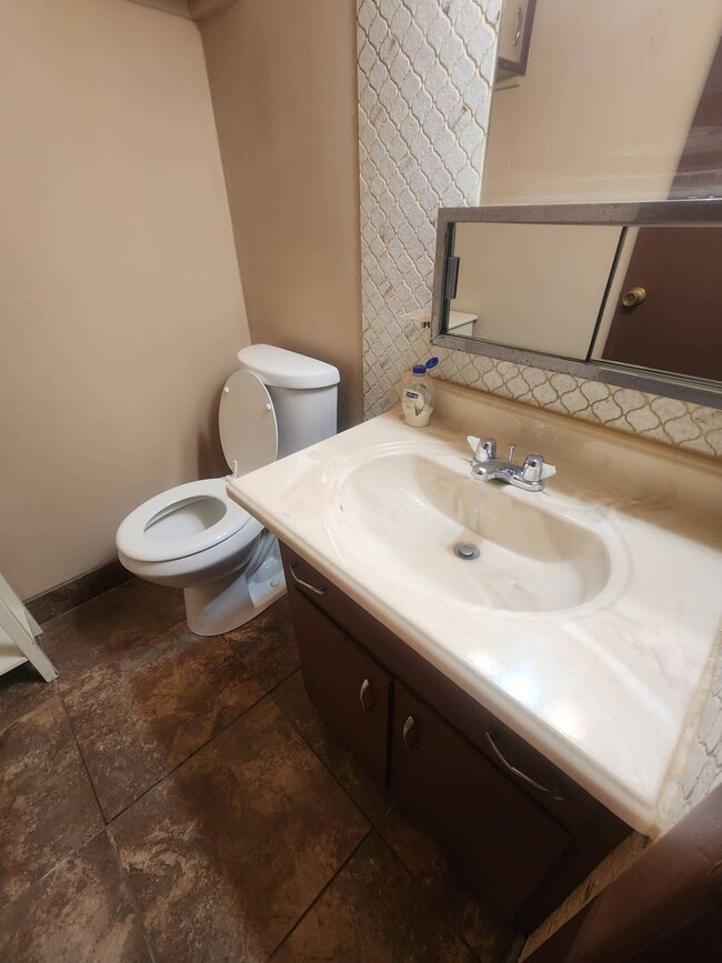 Building Photo - Charming 2-Bedroom Property in Prime Location