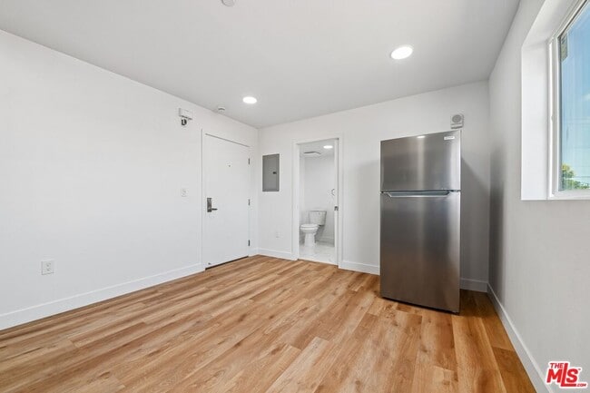 Building Photo - 219 E 87th St