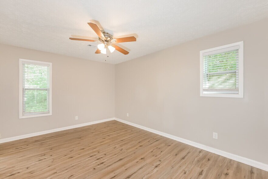 Building Photo - 353 Knollwood Ln