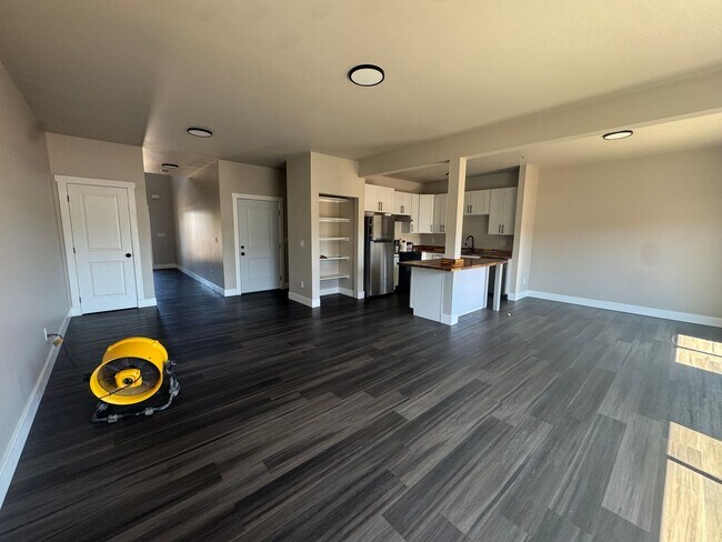 Building Photo - Modern 3 bedroom townhouse