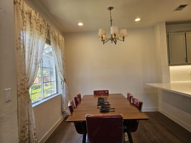 Building Photo - Modern 3BD/3BA Townhouse in Prime Union Ci...
