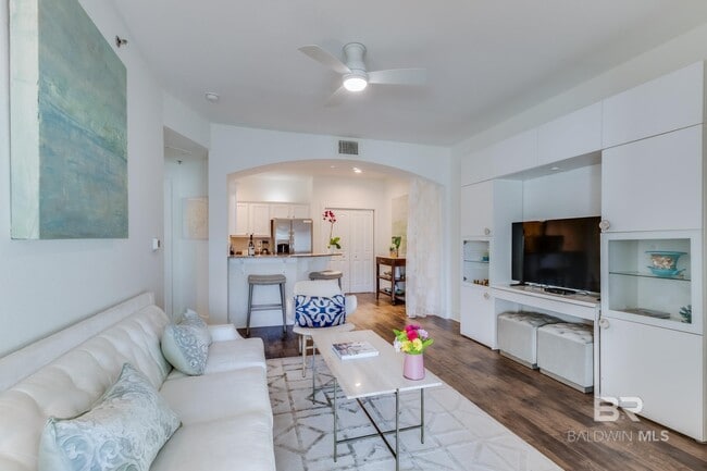 Building Photo - 20050 Oak Rd E