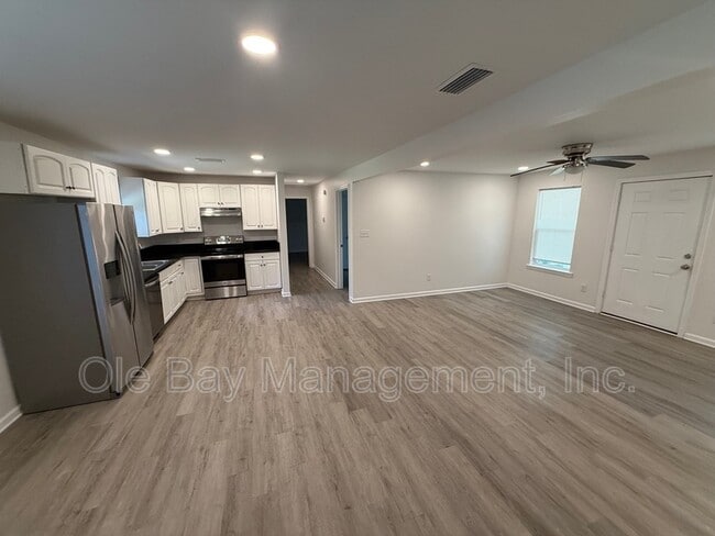 Building Photo - 3212 Riverside Dr