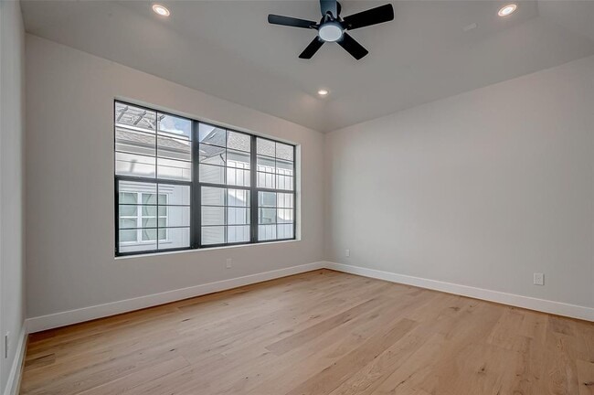Building Photo - 1222 W 24th St