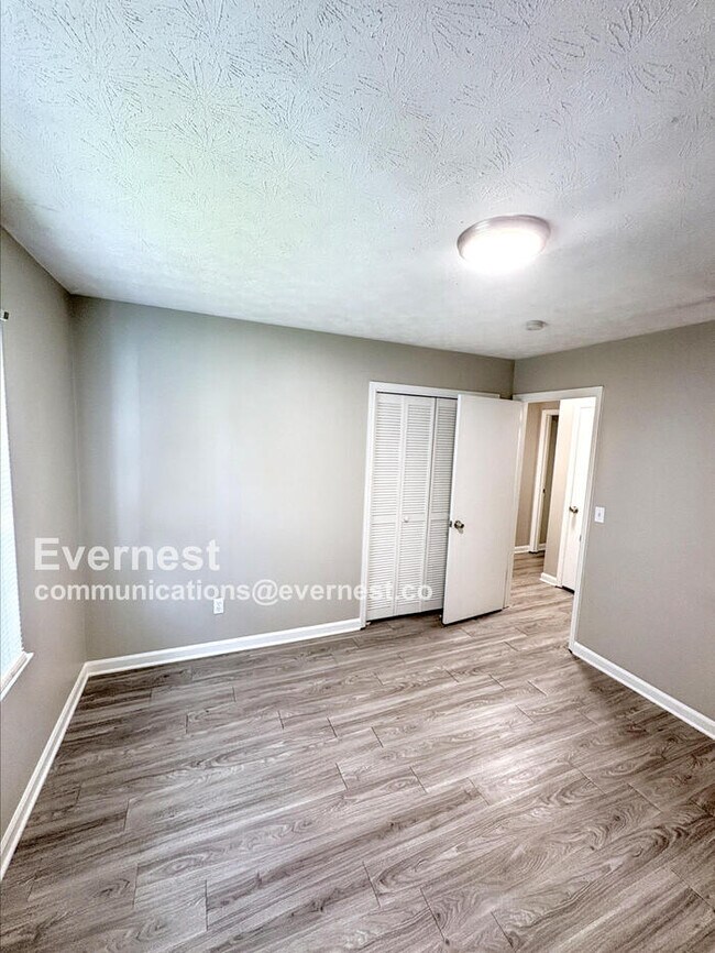 Building Photo - 549 Greenview Ave SE