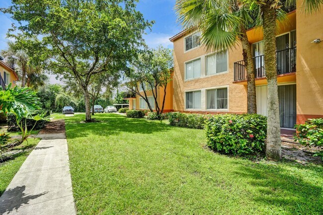 Building Photo - Updated 2 Bed, 2 Bath 1st Floor Condo with...
