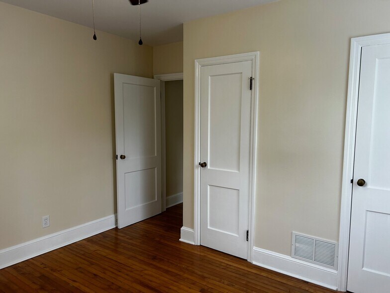 Building Photo - 423 E Radiance Dr