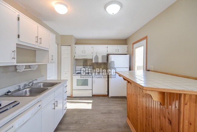 Building Photo - 47 Meadow Ct W