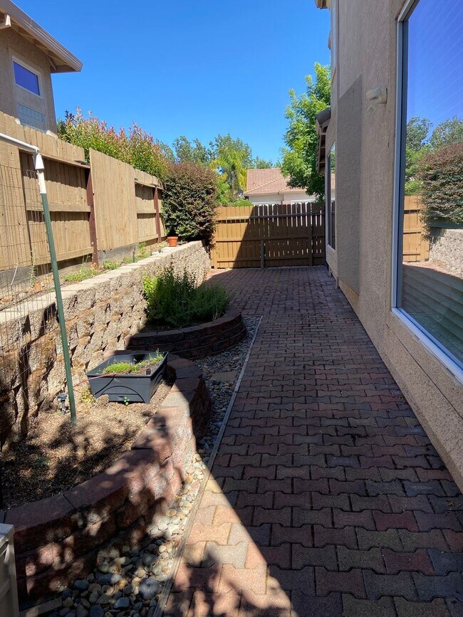 Building Photo - Broadstone Solar Home - 5 Bdrms, 4 Baths