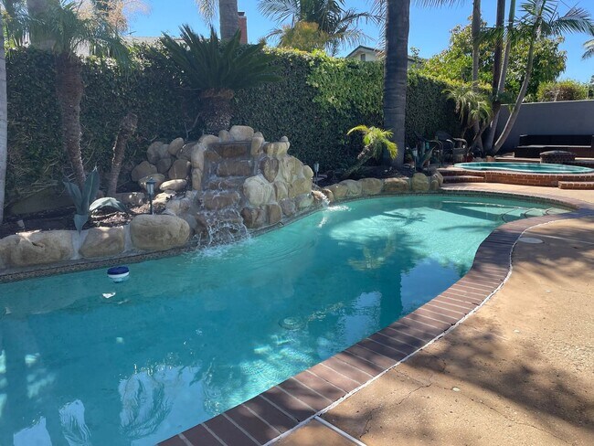 Building Photo - Spacious East Ventura 4 Bedroom 2 Bath Pool Home