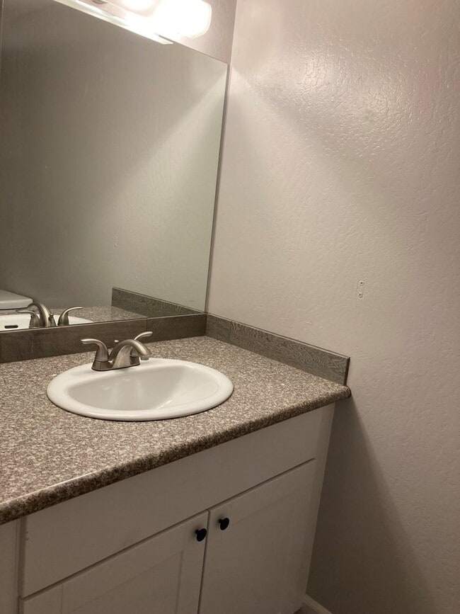 Building Photo - Cute 3 Bedroom Townhome close to UNR