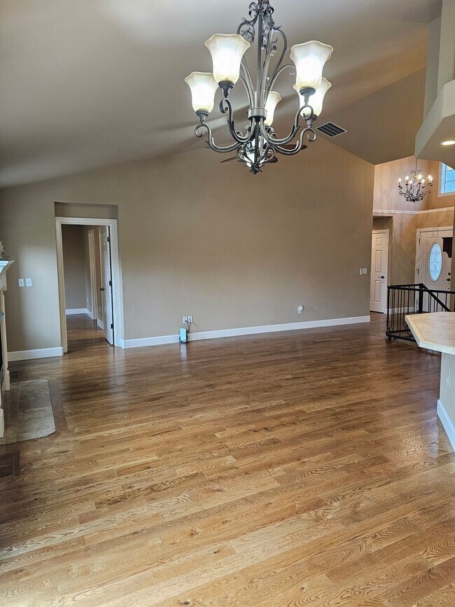 Building Photo - Townhouse located near Canyon Rim Parkway ...