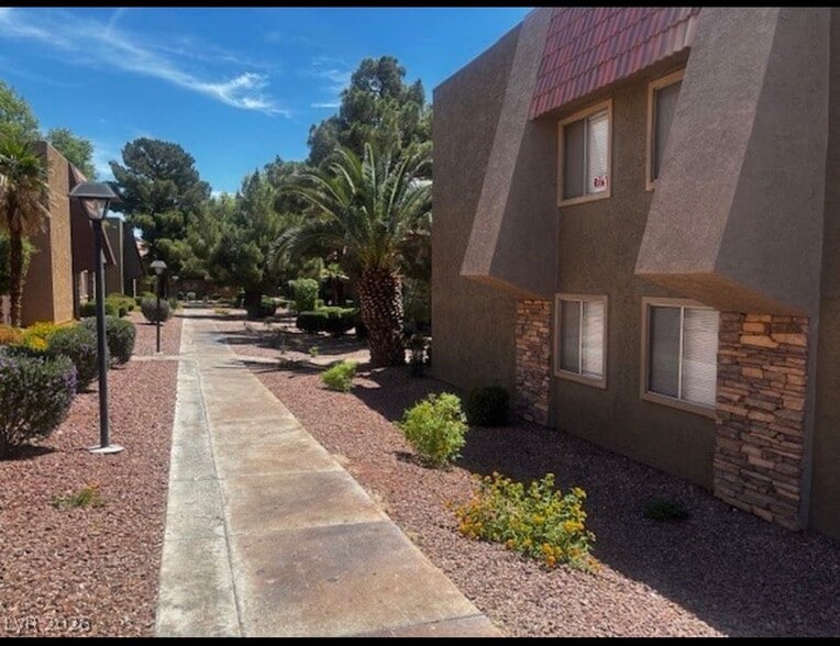Building Photo - 5044 River Glen Dr