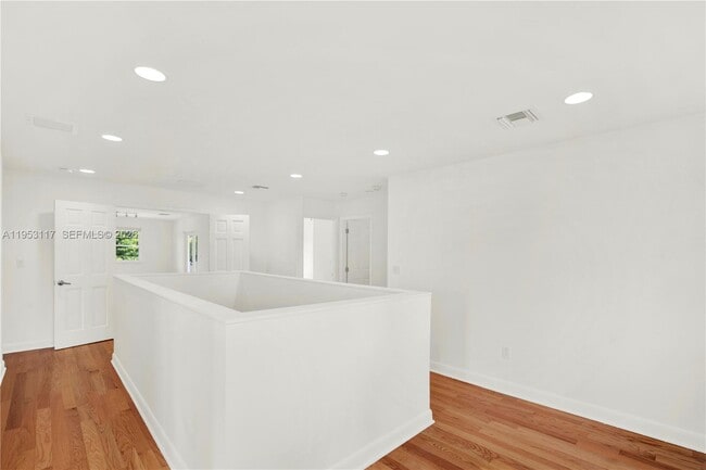 Building Photo - 527 SW 20th Rd