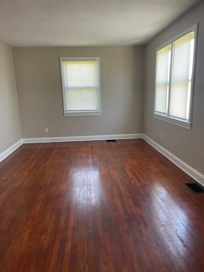 Building Photo - Cape Cod House