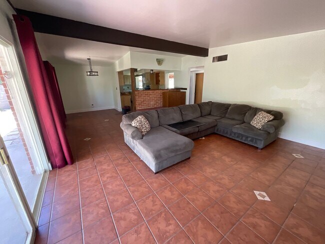 Building Photo - Eastside home with privacy on cul-de-sac