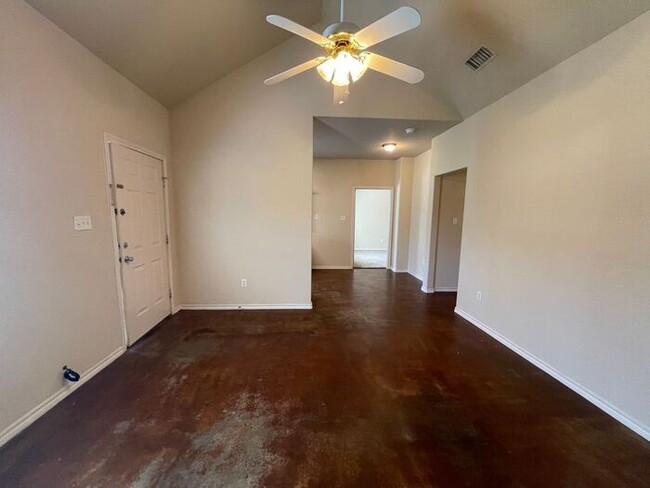 Building Photo - (( SUMMER SPECIAL!!)) Lovely 3/2 Duplex Ho...