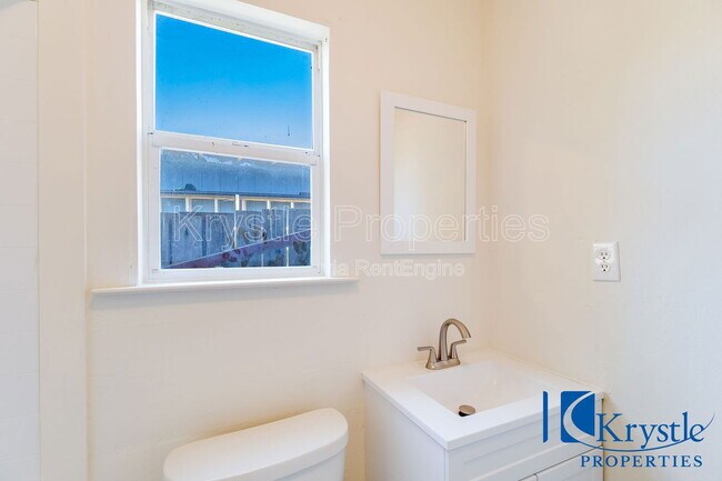 Building Photo - 547 Porter St