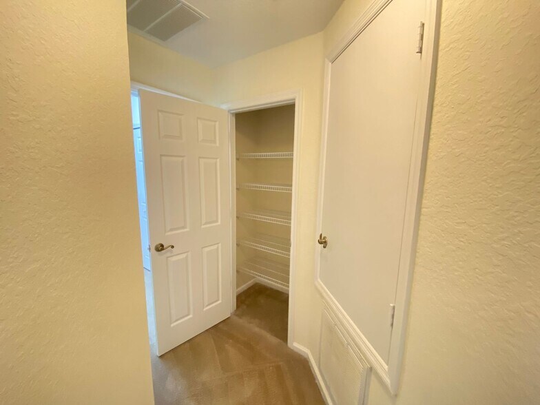 Building Photo - STONEBRIDGE LAKES 3 bed 2 1/2 bath