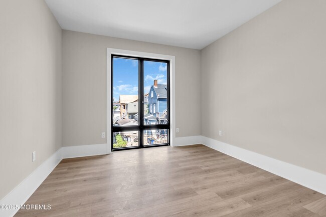 Building Photo - 218 3rd Ave