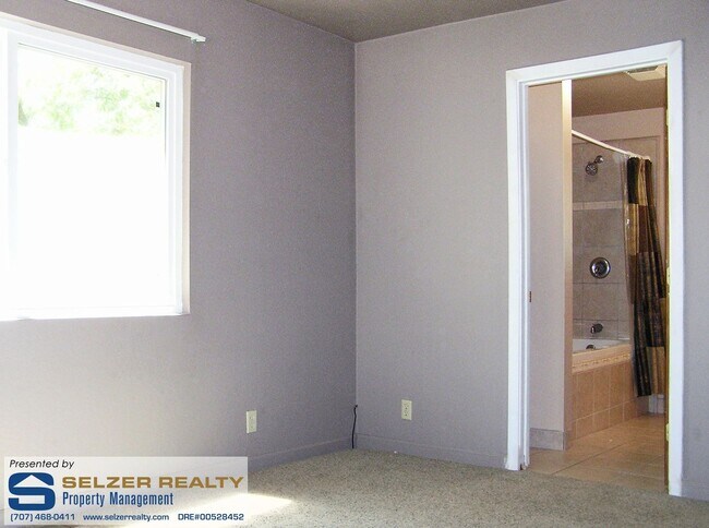 Building Photo - Spacious & fully equipped 4+ bd. home in Deerwood Estates!