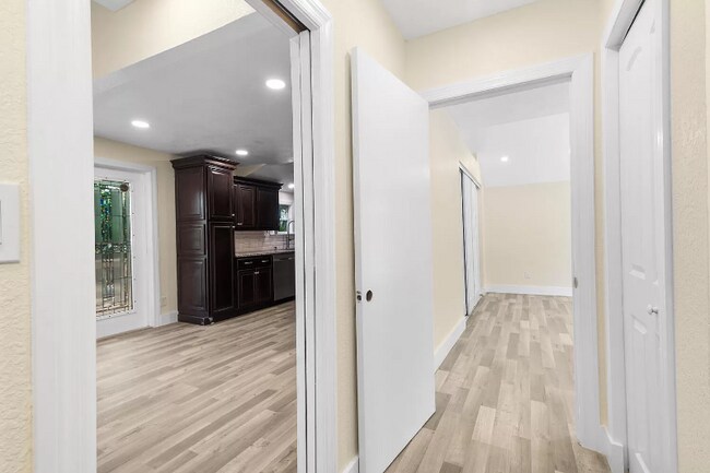 Building Photo - 710 S Pine St