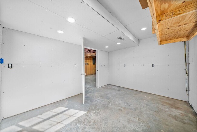 Building Photo - 3 Bedroom 2 Bath Country Home For Rent in Dover!