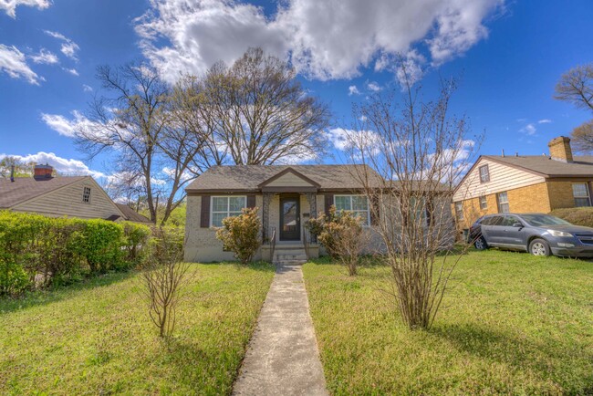 Building Photo - Charming 3-Bedroom Home with Hardwood Floo...