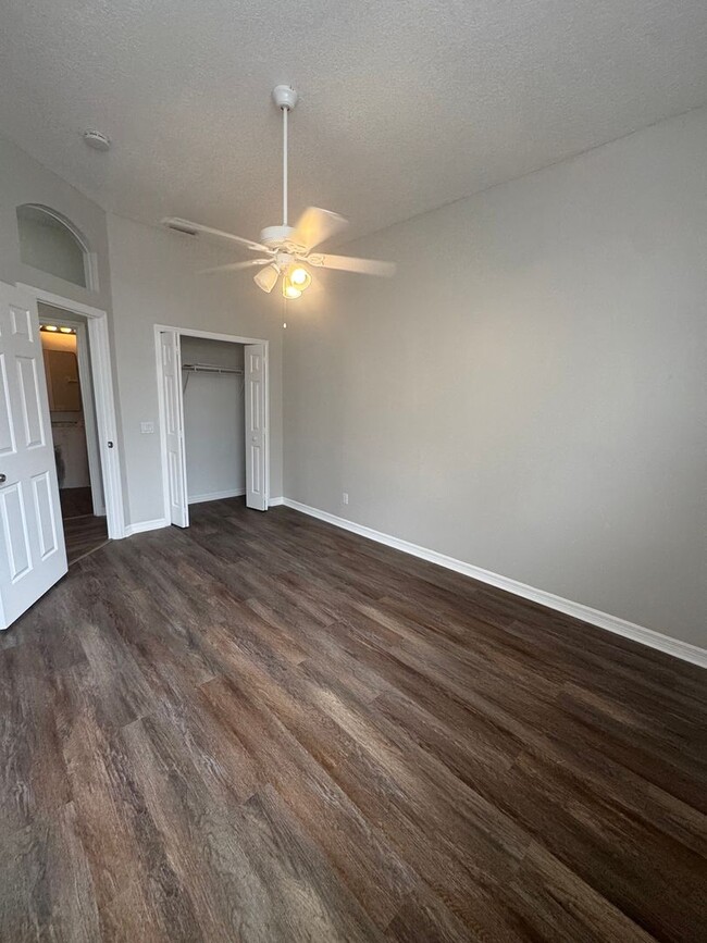 Building Photo - 3 BD / 2BA WATER VIEW CARRIAGE TOWNHOME