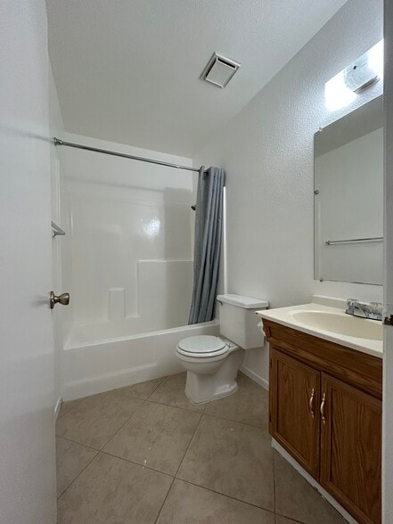 Master bathroom - 7117 Murray Ln