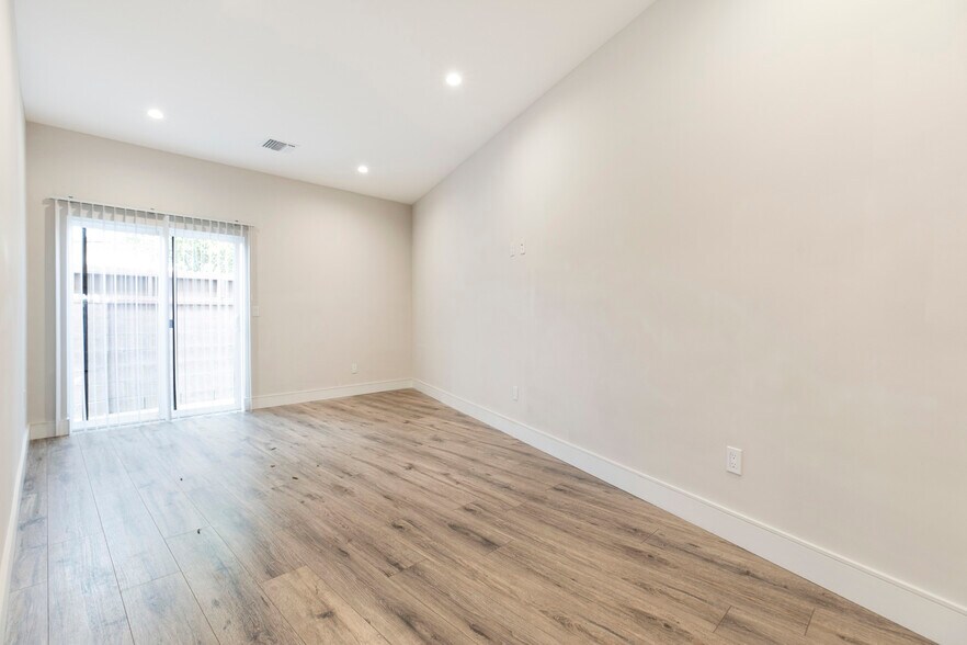 Building Photo - 9168 Morehart Ave