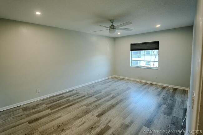 Building Photo - 6231 Bay Club Dr