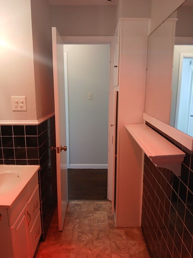 Building Photo - 4 Bedrooms and 1 Bath Near Hwy 75 and Fore...