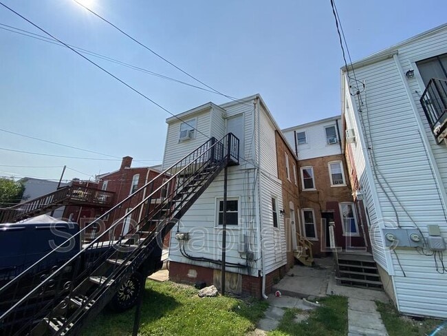 Building Photo - 304 W Cottage Pl