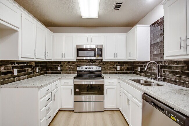 Building Photo - Freshly Updated 3/2/1 in Shadow Hills!