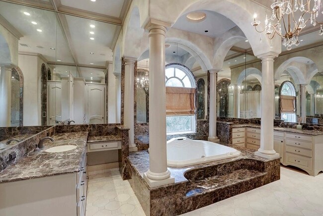 Building Photo - 5528 Holly Springs Dr