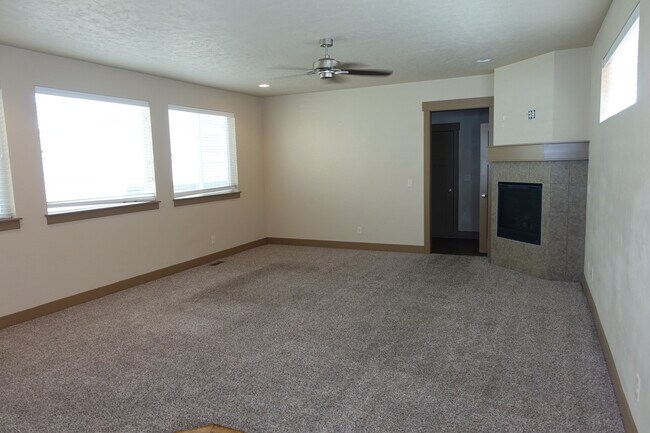 Building Photo - Beautiful Central Bench Home
