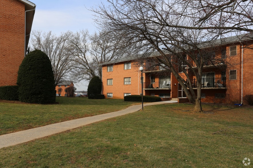 Building Photo - Edgewood Apartments