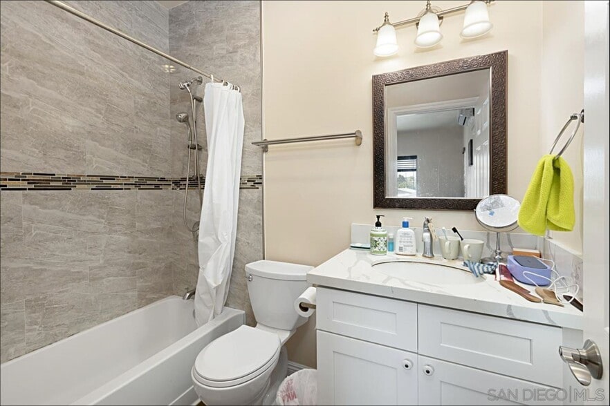 Private En Suite Bathroom - 3722 Ben St