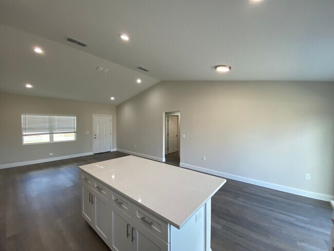 Building Photo - Desirable SW Ocala Neighborhood, 3/2/2 **W...