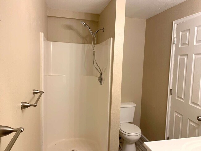 Building Photo - "Spacious 4-Bedroom Haven with 2 Full Baths in Prime Fort Collins Location!"