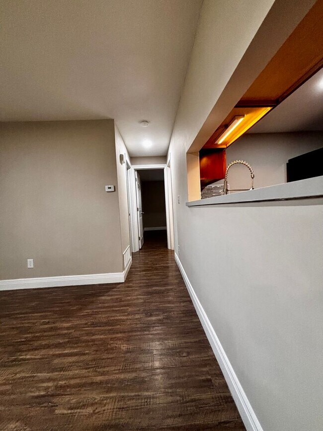 Building Photo - Newly Renovated 2-Bedroom Apartment in Ser...