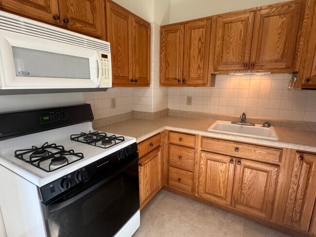 Building Photo - 2246 Bellevue Ave