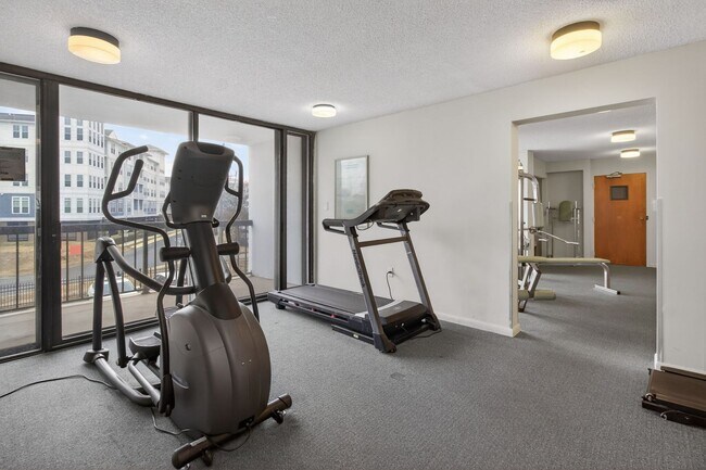 Building Photo - Stunning Condo With Exclusive Bay Views!