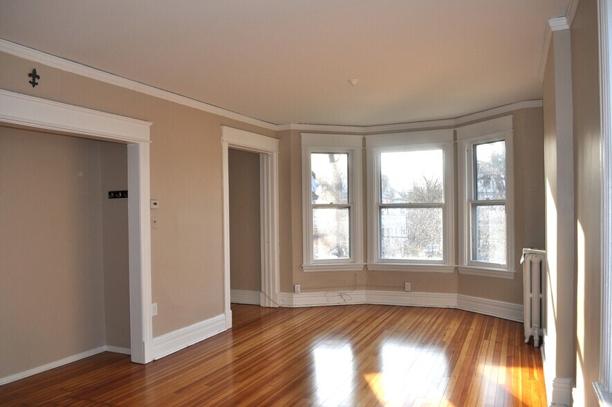 Living Rm - 44 N Pine Ave